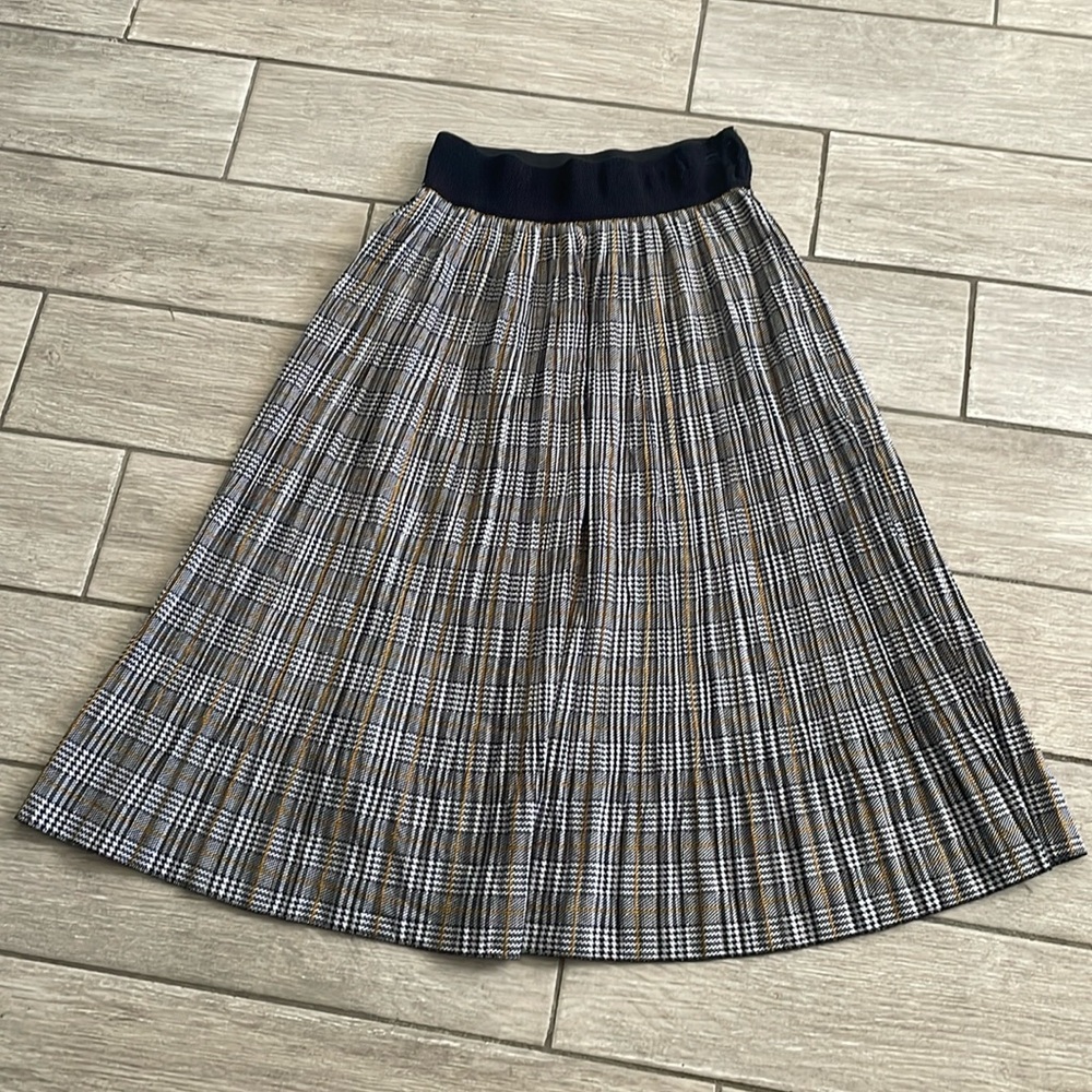 Very comfortable waistband love the skirt ￼